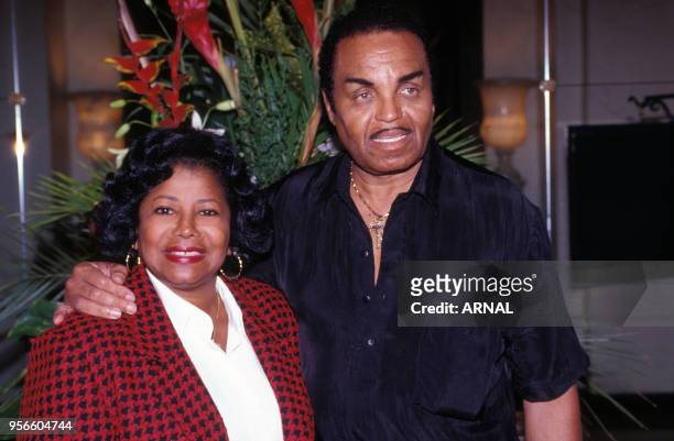 Katherine Jackson et son mari Joe, les parents de Michael Jackson, lors d'une conférence de presse à Paris en novembre 1991, France.