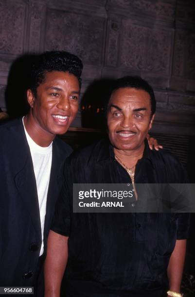 Jermaine Jackson et son père Joe lors d'une conférence de presse à Paris en novembre 1991, France.