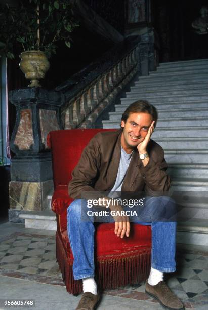 Portrait de l'imitateur et humoriste français Yves Lecoq chez lui en octobrebre 1988, France.