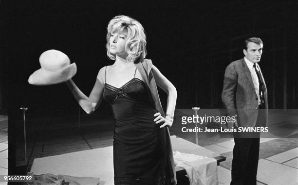 Monica Vitti et Giorgio Albertazzi dans la pièce d'Arthur Miller 'Après la chute' en 1964 à Rome, Italie.