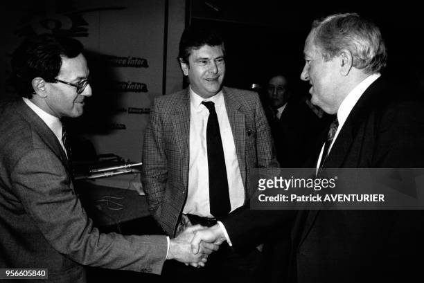 Jean-Marie Le Pen serre la main de Bernard Stasi avant une émission de radio le 6 février 1986 à Paris, France.