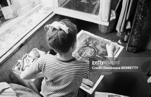 Enfant faisant de la peinture, circa 1960, France.