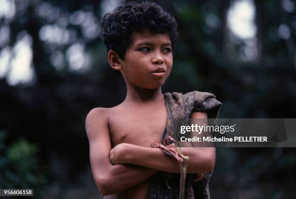 Petit garçon du peuple Iban en septembre 1978 sur l'île de Bornéo dans l'Etat de Sarawak en Malaisie.