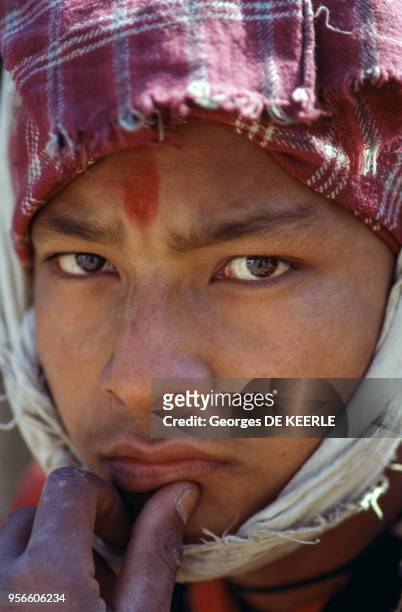 Portrait d'un jeune homme Hindou portant un "tilak" sur le front en février 1986 au Népal.
