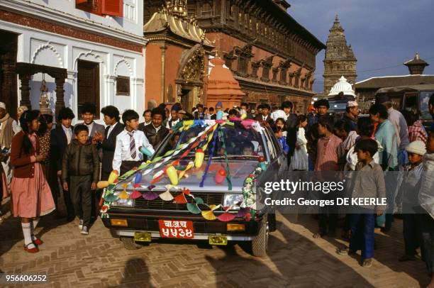 Voiture décorée lors d'un mariage en février 1986 au Népal.