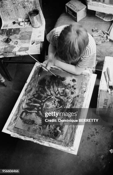 Enfant faisant de la peinture, circa 1960, France.