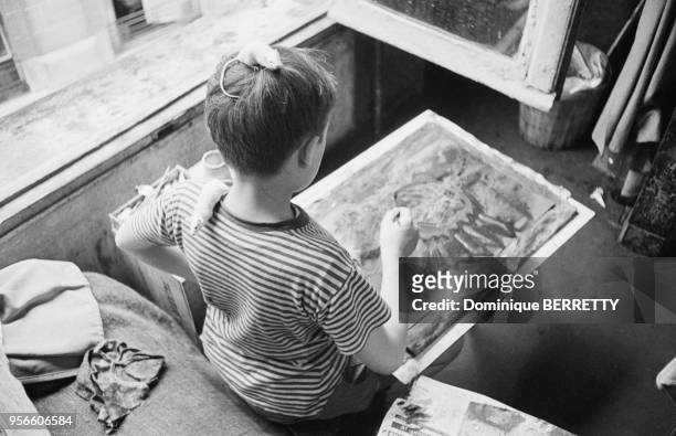 Enfant faisant de la peinture, circa 1960, France.
