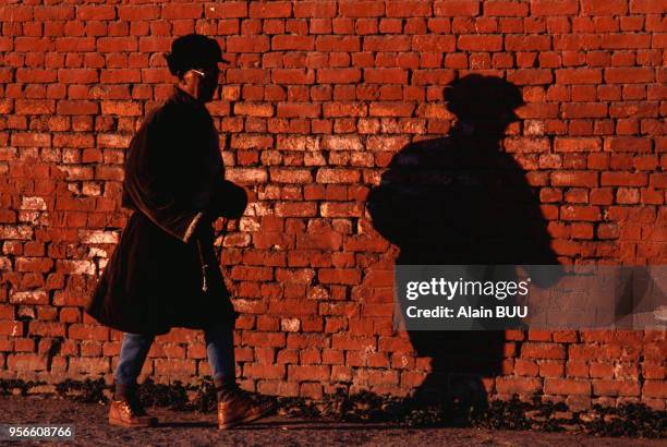 Ombre sur un mur en brique en novembre 1990 au Népal.