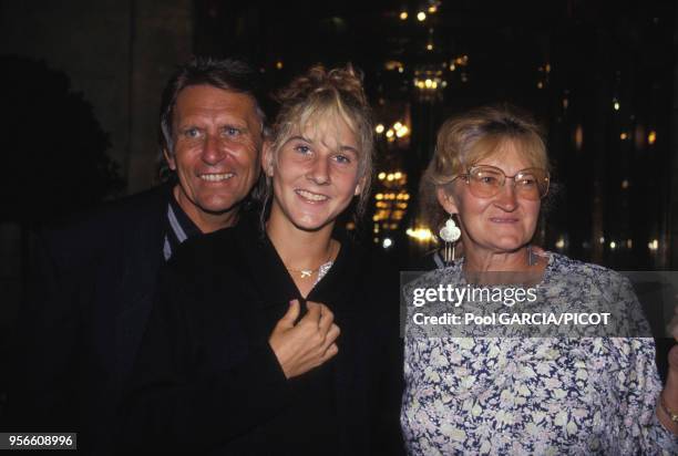 Monica Seles et ses parents le 9 mai 1990 à Paris, France.