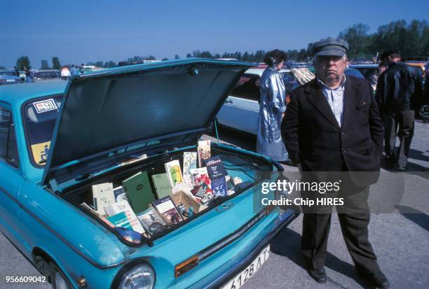 Vendeur de livres clandestin en mai 1990 en Lettonie.