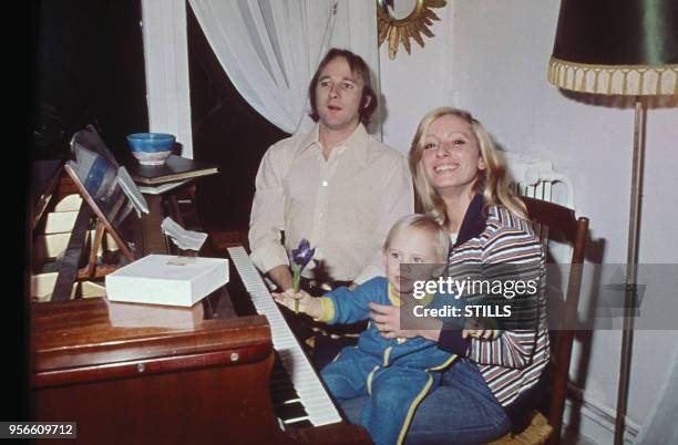 Véronique Sanson en compagnie de son mari Stephen Stills et leur fils Christopher Stills dans leur maison de Boulder dans le Colorado en 1975,...