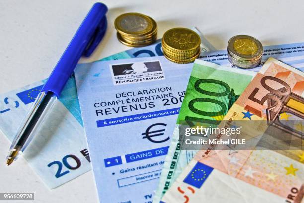 Feuille de déclaration complémentaire des revenus, billets de banque et pièces de monnaie en Euros, 12 mai 2017, France.