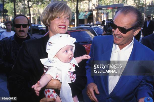 Jack Nicholson et sa compagne Rebecca Broussard et leur fille Lorraine à Paris en juillet 1994, France.