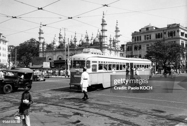 Tramway dans une rue du quartier de Chowringhee à Calcutta , Inde.