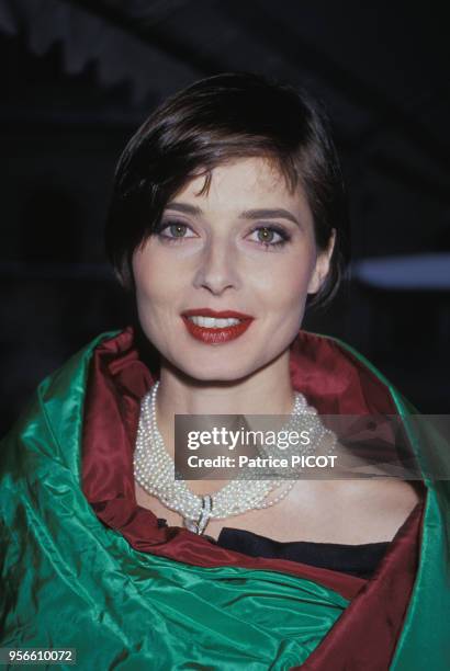 Isabella Rossellini lors de la soirée de lancement du parfum 'Trésor' de lancôme à Paris en juin 1990, France.