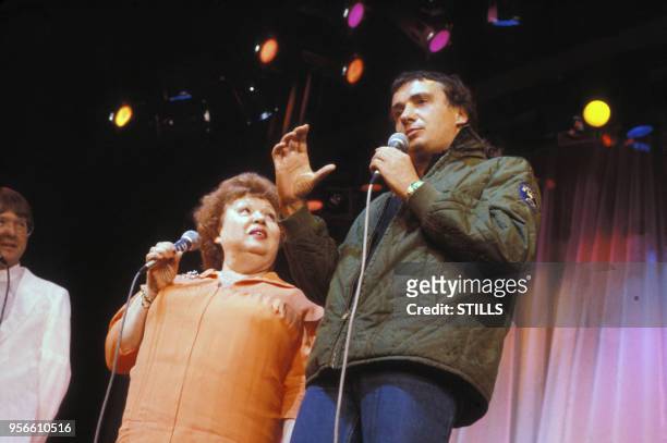 Michel Sardou et sa mère Jackie lors d'un show télévisé dans les années 80 à Paris, France. Circa 1980.