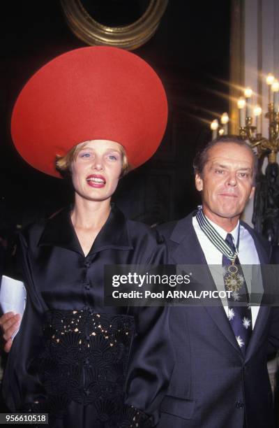 Jack Nicholson reçoit la médaille des Arts et Lettres en compagnie de sa compagne Rebecca Broussard le 9 septembre 1990 à Paris, France.