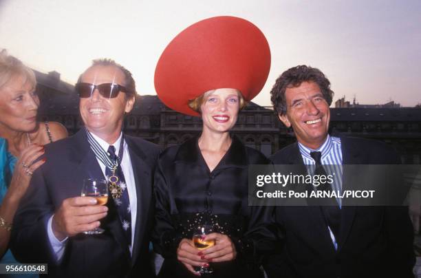 Jack Nicholson reçoit des mains de jack Lang la médaille des Arts et Lettres en compagnie de sa compagne Rebecca Broussard le 9 septembre 1990 à...