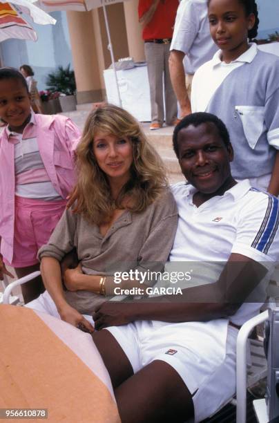 Sidney Poitier avec sa femme Joanna Shimkus et leurs enfants à Monte Carlo en 1983, Monaco.