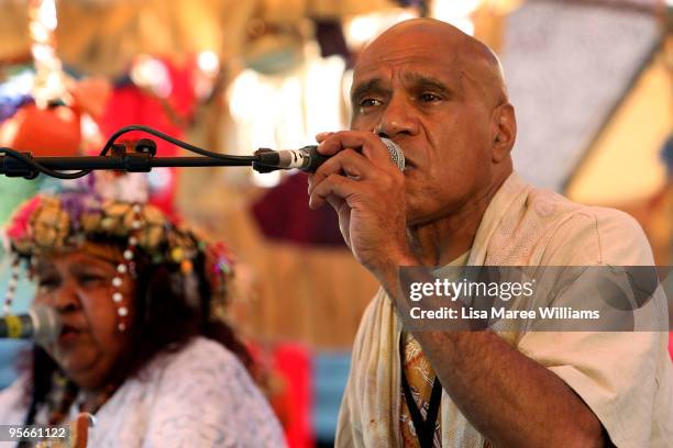 Archie Roach and Ruby Hunter perform on the Hyde Park lawn during the Sydney Festival 2010 Festival First Night event on January 9, 2010 in Sydney,...