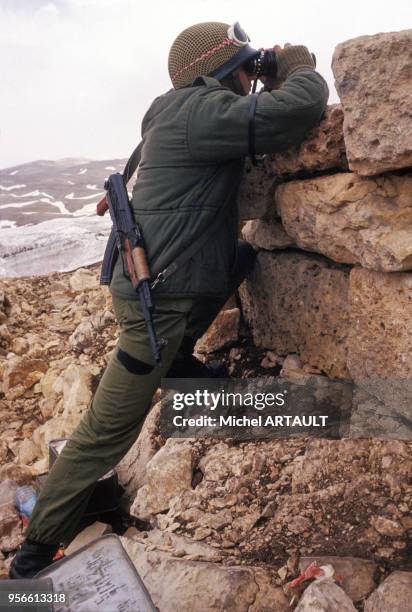 Milicien chrétien avec des jumelles en juin 1981 au Liban.