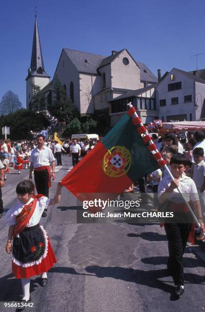 Le jeudi de l'Ascension, les immigrés portugais défilent lors du pélerinage de Notre Dame de Fatima de Wiltz, mai 1989, Wiltz, Luxembourg.