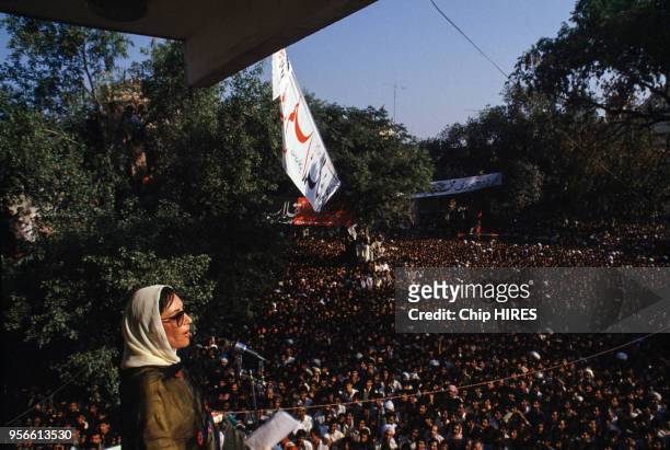 Benazir Bhutto lors d'un discours en novembre 1988 au Pakistan.