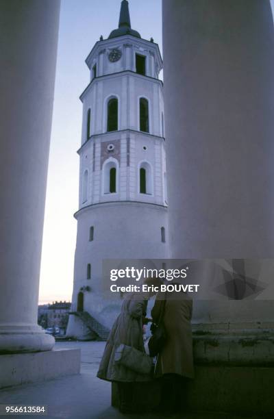 Le beffroi vu de la cathédrale de Vilnius, mars 1990, Vilnius, Lituanie.