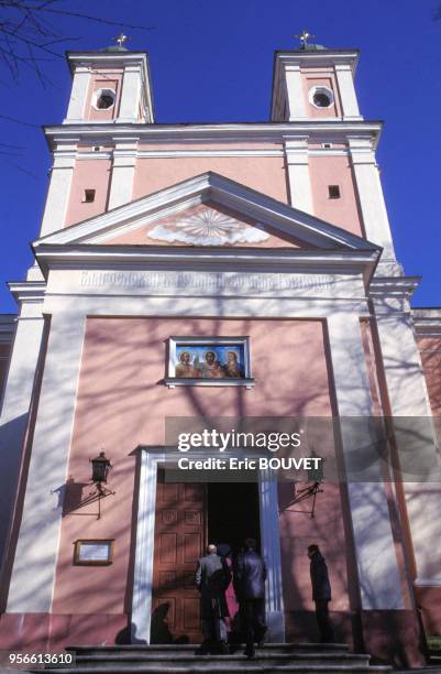 Façade d'une église avec fronton, mars 1990, Vilnius, Lituanie.