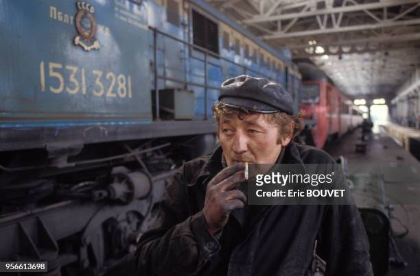 Ouvrier dans un dépôt de locomotives, avril 1990, Vilnius, Lituanie.
