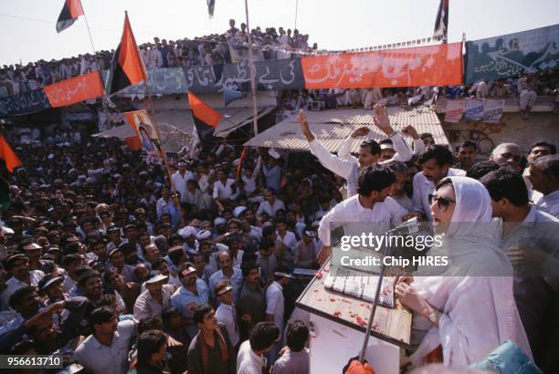 Benazir Bhutto lors d'un discours en novembre 1988 au Pakistan.