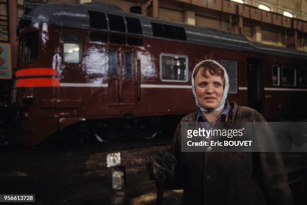 Ouvrière dans un dépôt de locomotives, avril 1990, Vilnius, Lituanie.