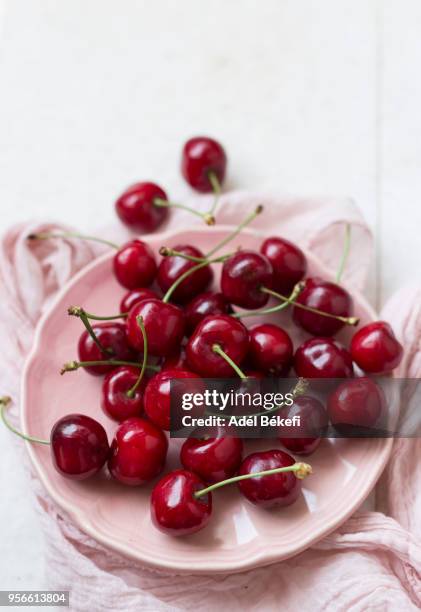 fresh cherries - sauerkirsche stock-fotos und bilder