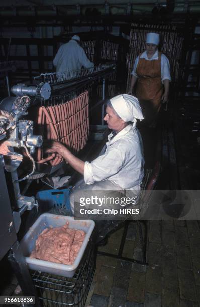 Une employée fabrique des saucisses à l'abattoir de Vilnius, mai 1990, Vilnius, Lituanie.
