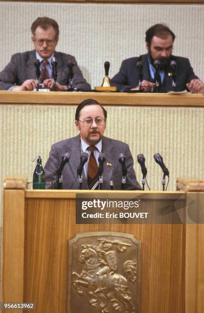 Le Président lituanien Vytautas Landsbergis fait un discours à la tribune, mars 1990, Vilnius, Lituanie.