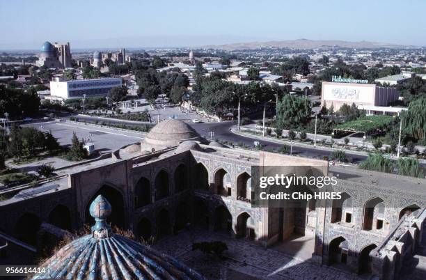 La mosquée Bibi-Khanym, ou Bibi-Khanoum, au deuxième plan à gauche en juillet 1993, Ouzbékistan.