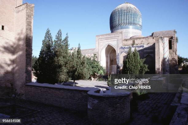 Une des nombreuses mosquées de Samarcande en juillet 1993, Ouzbékistan.