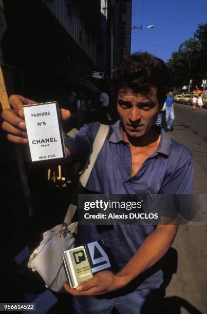 Vendeur de parfums contrefaits en décembre 1988 à Ciudad del Este/Puerto Presidente Stroessner au Paraguay.