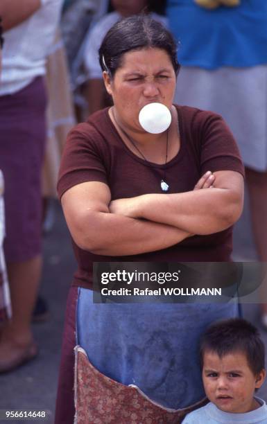 Femme faisant une bulle de chewing-gum au Chili.