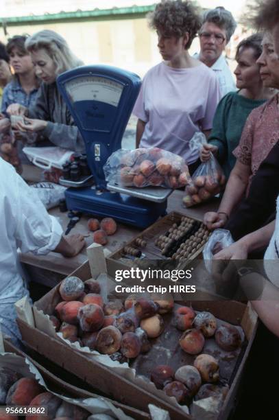 Le marchand de fruits utilise encore un boulier pour calculer, septembre 1991, Kaliningrad, URSS.