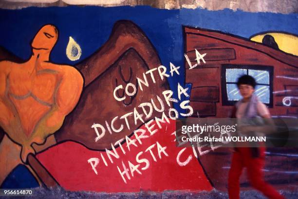 Fresque anti-Pinochet portant l'inscription ?Contra la dictaduras pintaremos hasta el cielo? , au Chili.