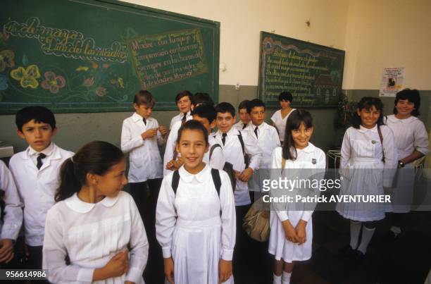 Elèves en uniforme dans une salle de classe le 2 juin 1986 au Paraguay.
