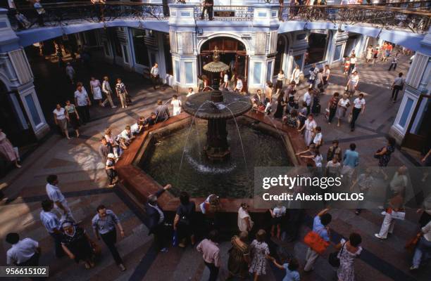 Le Goum, galerie marchande située sur la place Rouge de Moscou, juillet 1986, Moscou, URSS. Commerciale.