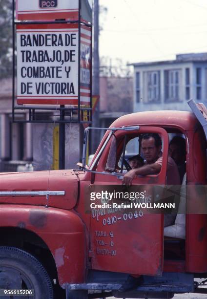Chauffeur routier dans son camion à Cuba, en mai 1987.