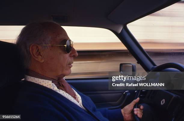 Le pilote automobile argentin Juan Manuel Fangio au volant de sa voiture à Balcarce, Argentine.