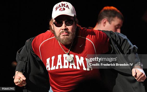 Country singer Hank Williams Jr. Shows off his Alabama Crimson Tide shirt after performing at the Sprint Sound & Speed concert at Ryman Auditorium on...