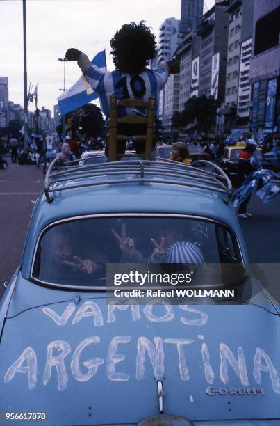 Supporters de l'équipe de football d'Argentine transportant un mannequin à l'effigie de Diego Maradona sur le toit de leur voiture, Argentine.