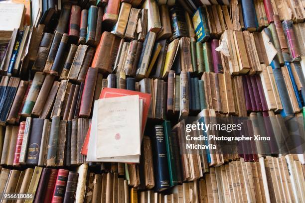 old books - libro viejo fotografías e imágenes de stock