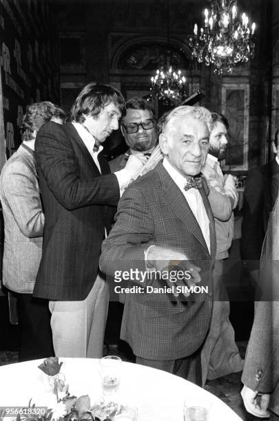 Le chanteur allemand Udo Jürgens et le chef d'orchestre Leonard Bernstein le 2 mai 1977 à Paris, France.