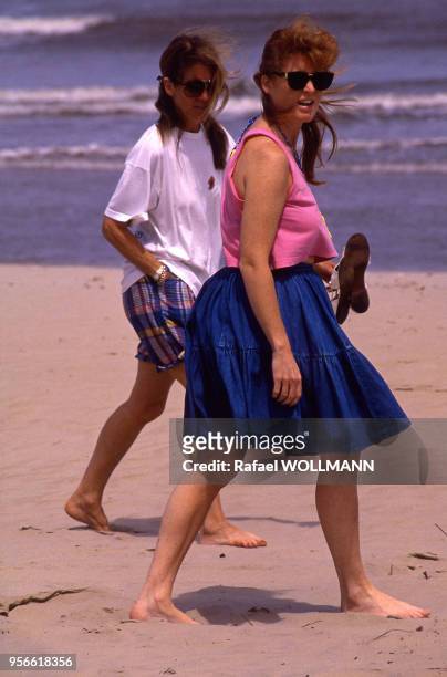 Sarah Ferguson se promenant sur une plage avec sa mère, Susan Barrantes.